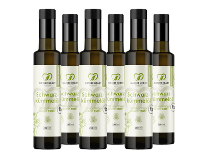 Sechs Glasflaschen mit Nature Heart Schwarzkümmelöl 250 ml, mit sichtbarem Hinweis auf Thymochinon-Gehalt 2300+, Premium Qualität, 100% kalt gepresst und Trusted NEM-Siegel.