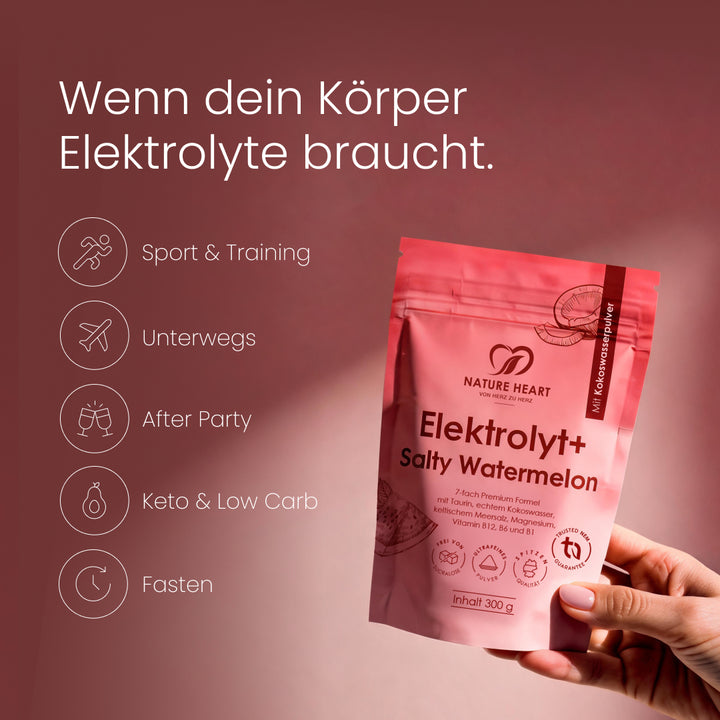 Nature Heart Elektrolyt+ Salty Watermelon 300 g im Standbeutel vor rosafarbenem Hintergrund, gehalten in der Hand, mit sichtbaren Anwendungshinweisen für Sport & Training, unterwegs, After Party, Keto & Low Carb und Fasten.