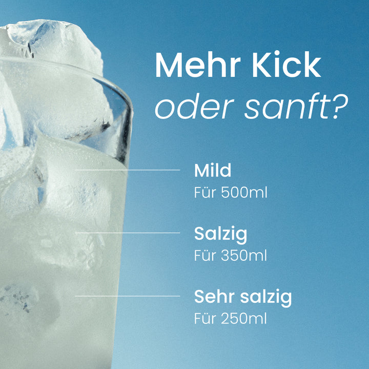 Nature Heart Elektrolyt+ Salty Watermelon mit Eiswürfeln im Glas auf blauem Hintergrund, mit Dosierhinweisen „Mild für 500 ml“, „Salzig für 350 ml“ und „Sehr salzig für 250 ml“.
