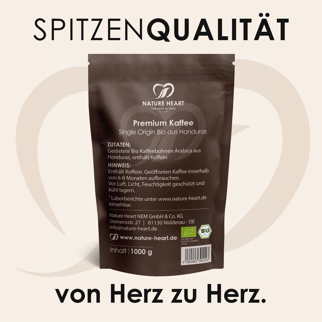 Nature Heart Premium Kaffee 1000 g auf beigem Hintergrund, mit sichtbaren Hinweisen auf Spitzenqualität, Single Origin Bio aus Honduras, geröstete Bio Arabica Kaffeebohnen aus Honduras, Laborberichte, Bio-Siegel und den Hinweis, geöffneten Kaffee innerhalb von 6–8 Monaten aufzubrauchen.