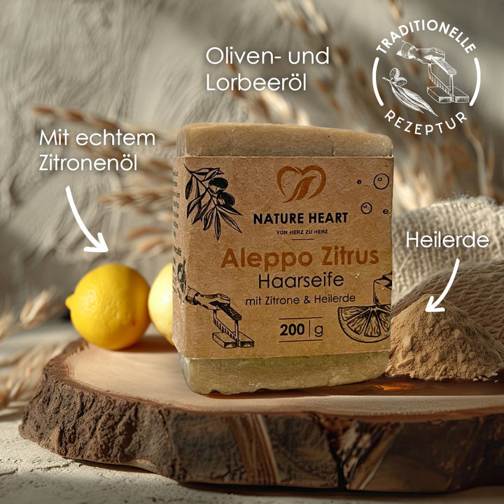 Aleppo Zitrus Haarseife 200 g auf einer Holzscheibe mit den Hinweisen echtes Zitronenöl, Oliven- und Lorbeeröl, Heilerde und traditionelle Rezeptur