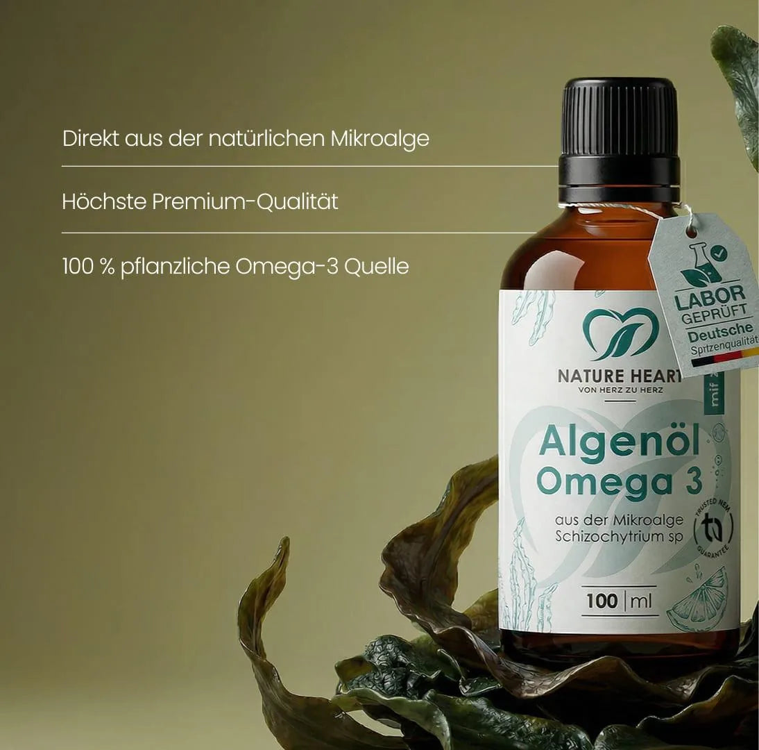 Algenöl Omega 3 aus der Mikroalge Schizochytrium sp, 100-ml-Braunglasflasche auf Algenblättern: 100 % pflanzlich