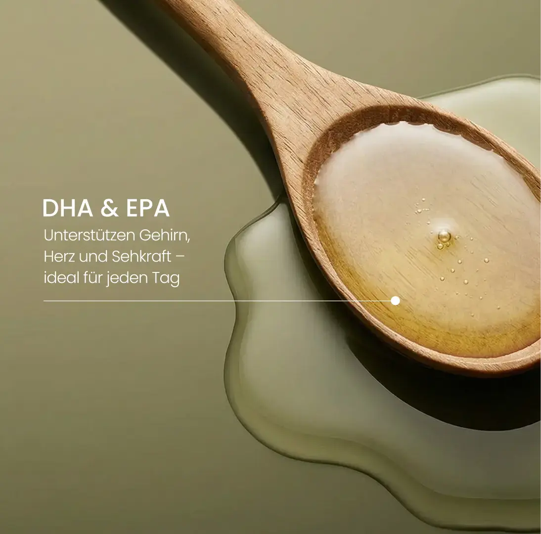 Goldenes Algenöl auf einem Holzlöffel mit ausgelaufenem Öl, daneben der Hinweis auf die Omega-3-Fettsäuren DHA und EPA