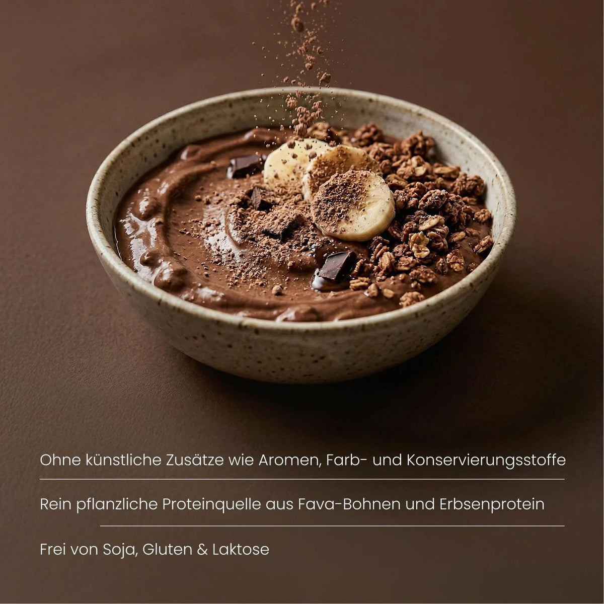 Schoko-Bowl mit Banane, Granola und Kakaopulver: Protein aus Fava-Bohnen und Erbsen, frei von Soja, Gluten und Laktose