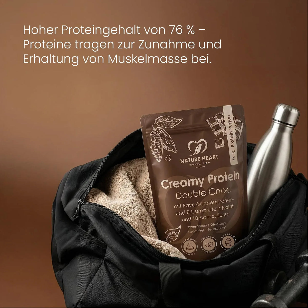 Creamy Protein Double Choc Beutel in einer Sporttasche neben Handtuch und Trinkflasche, Hinweis auf 76 % Proteingehalt