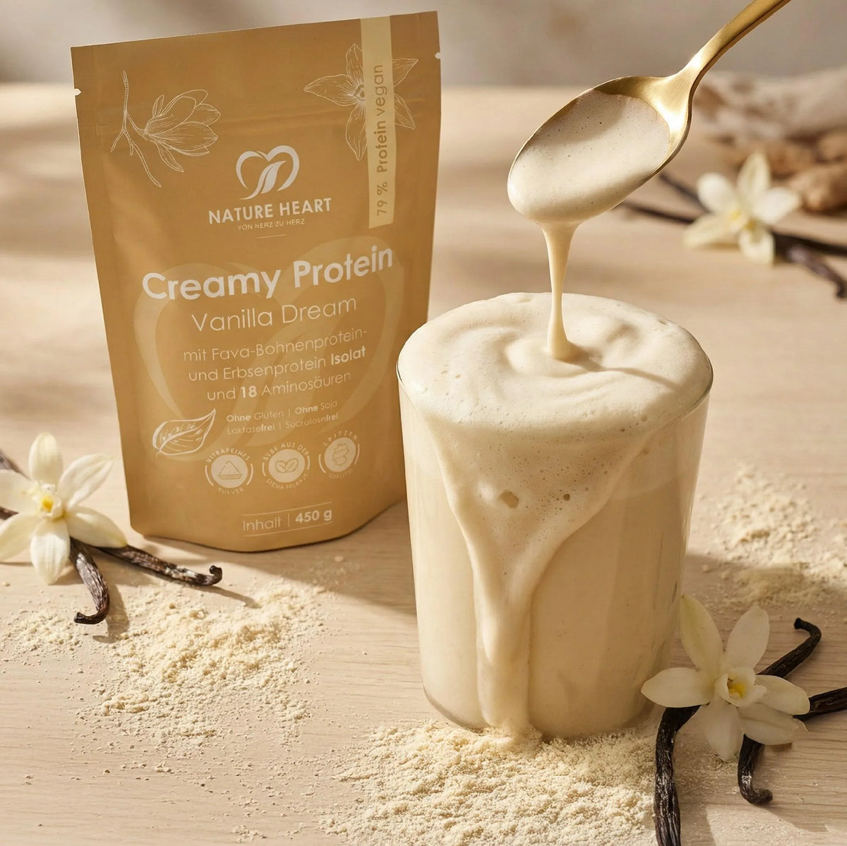 Cremiger Shake aus Creamy Protein Vanilla Dream läuft über ein Glas, daneben der 450-g-Beutel und Vanilleschoten