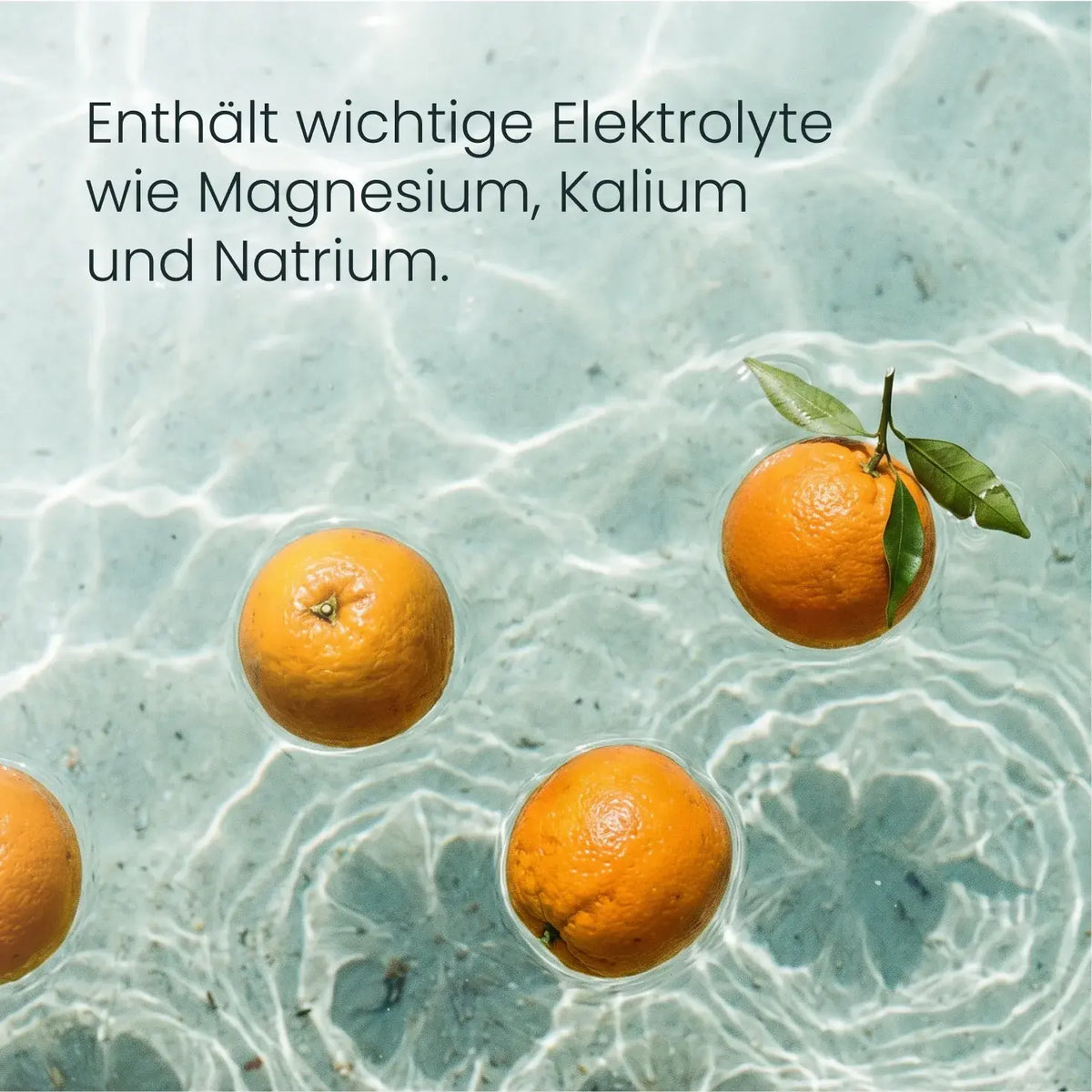 Orangen treiben in klarem Wasser; Elektrolyt+ Salty Orange enthält die Elektrolyte Magnesium, Kalium und Natrium