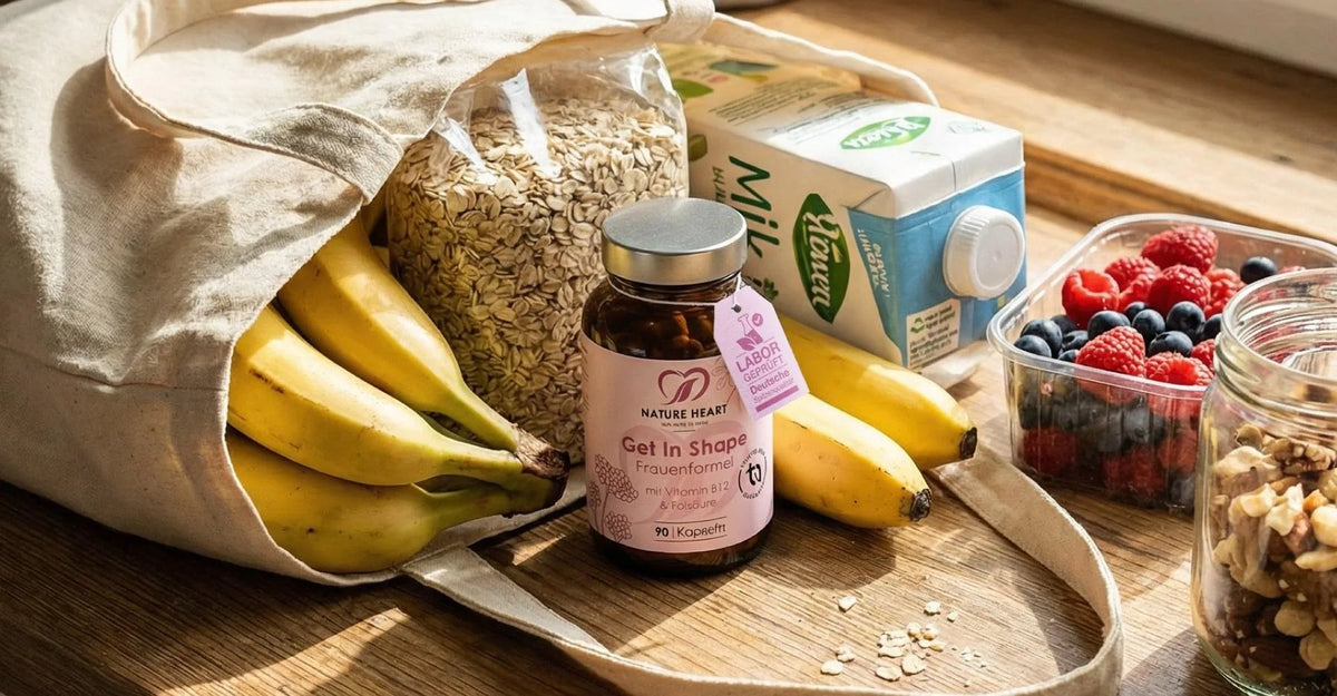 Get In Shape Frauenformel mit Vitamin B12 & Folsäure vor einer Stofftasche mit Bananen, Haferflocken und Beeren