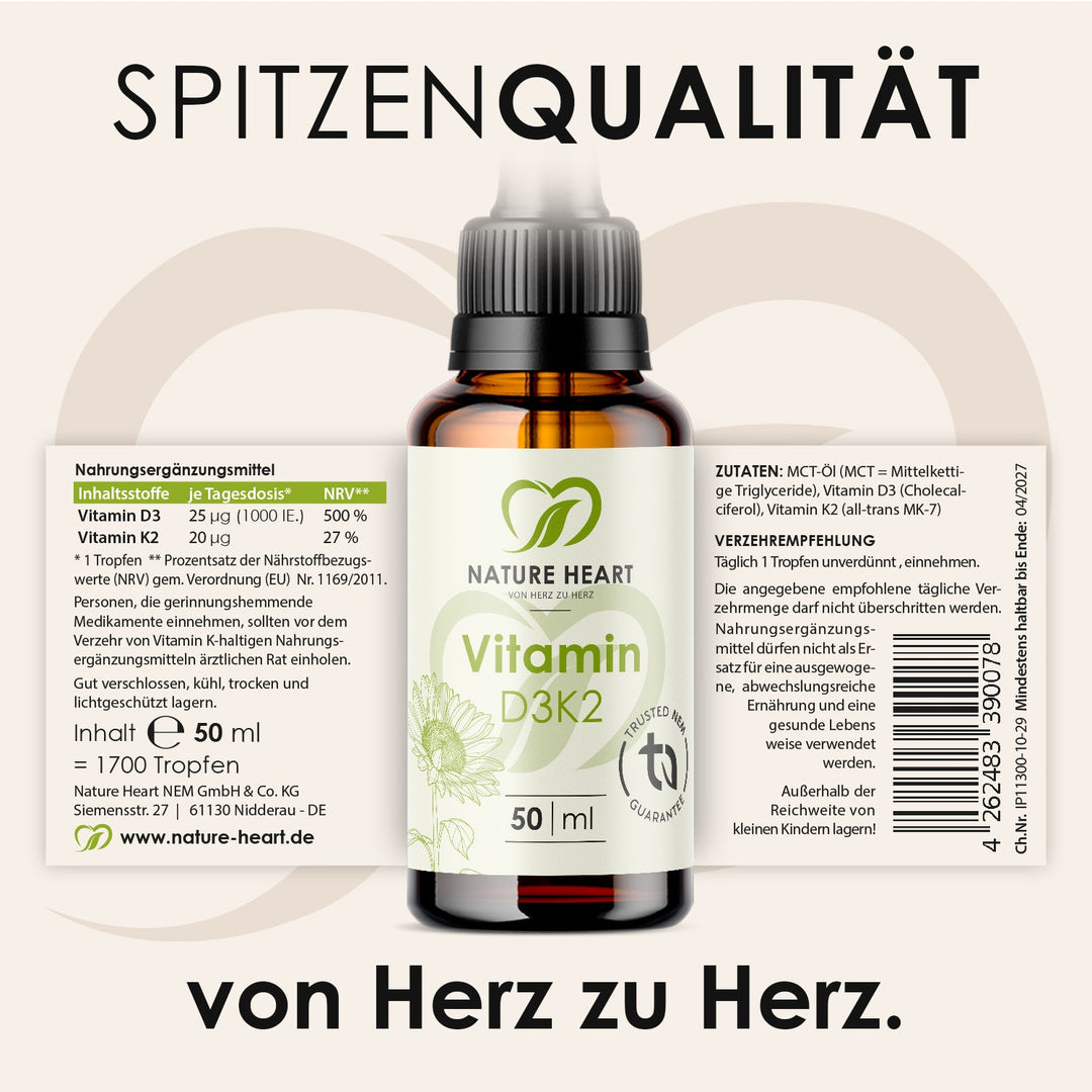 Vitamin D3+K2 Tropfen 50 ml mit ausgeklapptem Etikett mit Inhaltsstoffen und Verzehrempfehlung unter der Headline Spitzenqualität