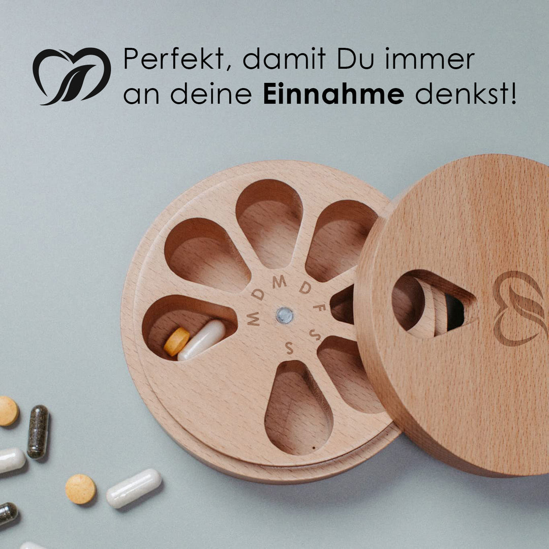 Runde Holz-Dosierbox mit sieben Wochentagsfächern und Kapseln, Headline Perfekt, damit du immer an deine Einnahme denkst