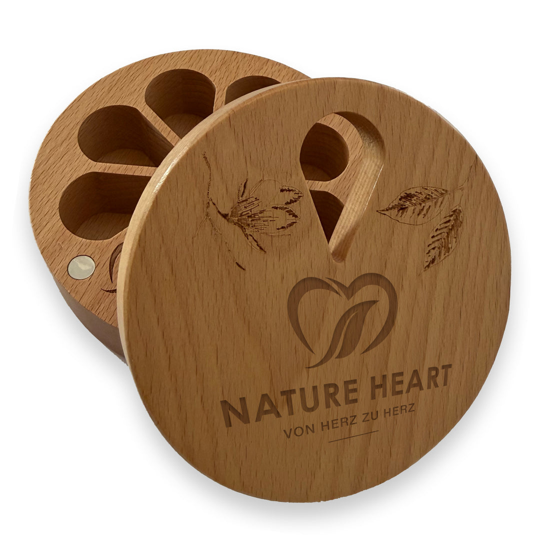 Holz-Dosierbox für Tabletten und Kapseln seitlich aufgedreht mit sichtbaren Fächern und Nature Heart Gravur auf dem Deckel
