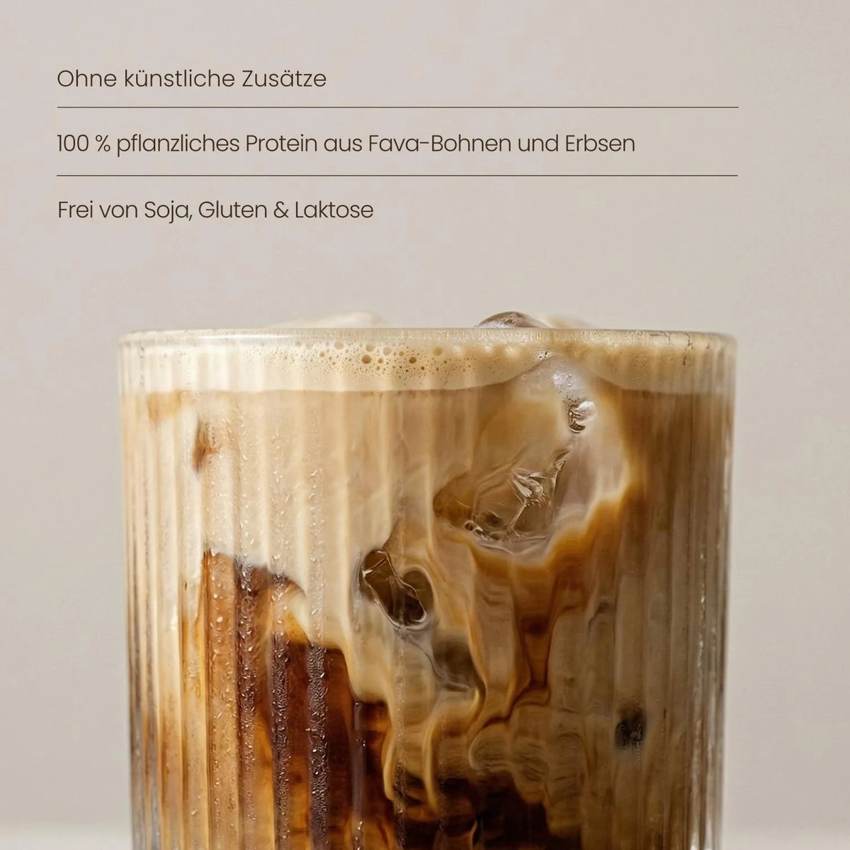 Iced Coffee mit Eiswürfeln im Glas: 100 % pflanzliches Protein aus Fava-Bohnen und Erbsen, frei von Soja, Gluten, Laktose