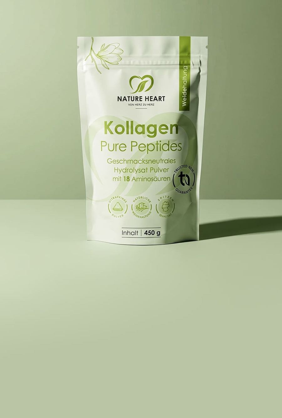 Nature Heart Kollagen Pure Peptides 450 g in heller Standverpackung auf grünem Hintergrund, mit sichtbarem Hinweis „Weidehaltung“ sowie Angaben zu geschmacksneutralem Hydrolysat Pulver und 18 Aminosäuren.