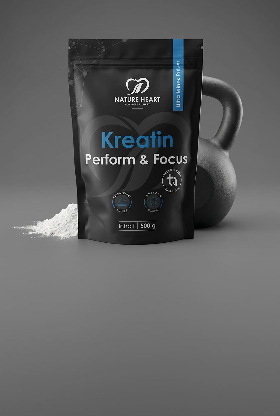 Nature Heart Kreatin Perform & Focus 500 g in schwarzer Standverpackung auf grauem Hintergrund, mit sichtbaren Hinweisen „Ultra feines Pulver“, „Allergenfrei“, „vegan“ und „ultrafein“, daneben Kettlebell und weißes Pulver.