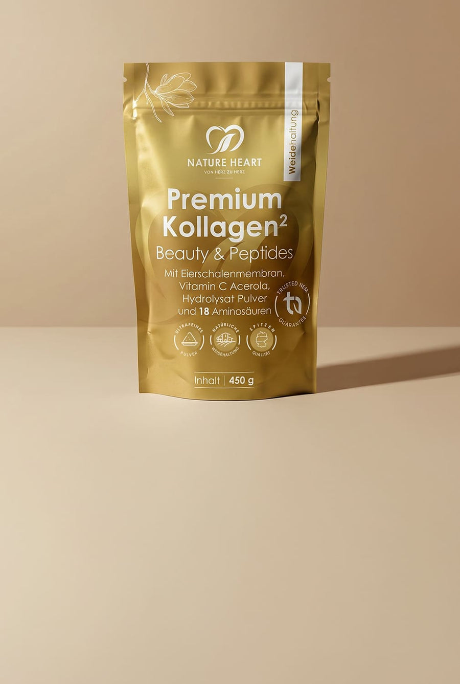 Nature Heart Premium Kollagen² Beauty & Peptides 450 g in goldener Standverpackung auf beigem Hintergrund, mit sichtbarem Hinweis „Weidehaltung“ sowie Angaben zu Eierschalenmembran, Vitamin C Acerola, Hydrolysat Pulver und 18 Aminosäuren.