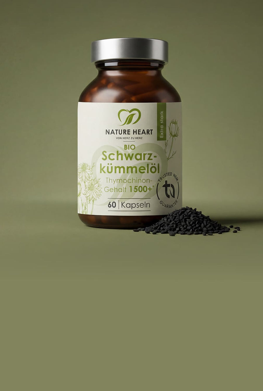 Glasbehälter mit Nature Heart BIO Schwarzkümmelöl Thymochinon Gehalt 1500+, 60 Kapseln, auf grünem Hintergrund mit Schwarzkümmelsamen und sichtbarem Hinweis „Extra stark“.