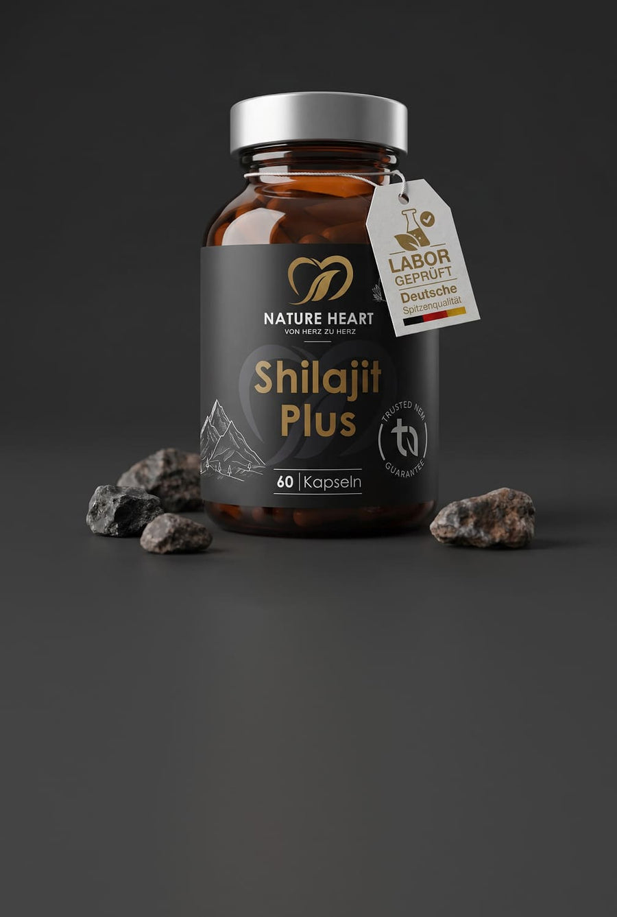 Glasbehälter mit Nature Heart Shilajit Plus, 60 Kapseln, auf dunklem Hintergrund mit Harzsteinen und sichtbarem Labor-geprüft-Tag „Deutsche Spitzenqualität“.