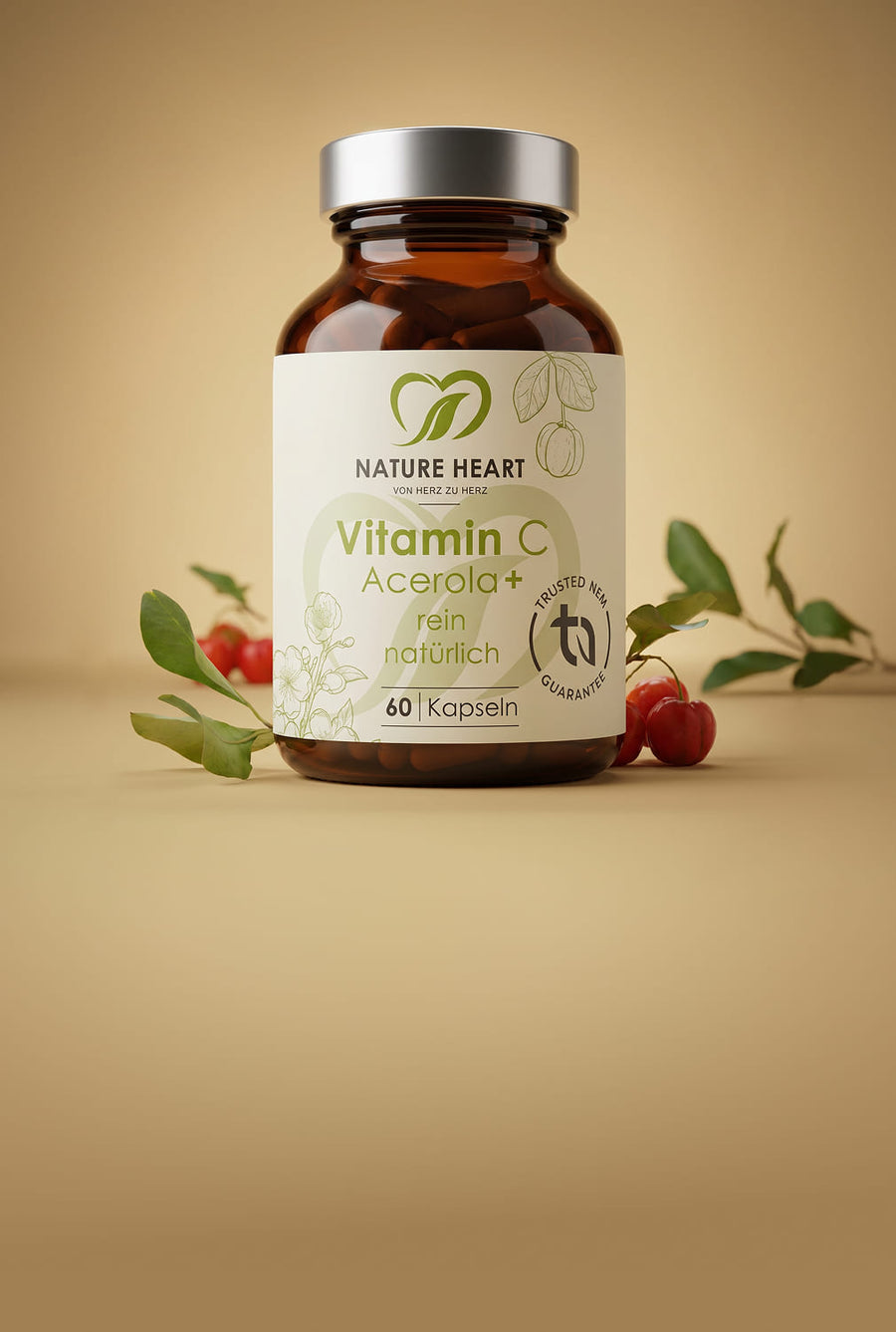 Glasbehälter mit Nature Heart Vitamin C Acerola+ „rein natürlich“, 60 Kapseln, auf beigem Hintergrund mit Acerola-Früchten und Blättern.