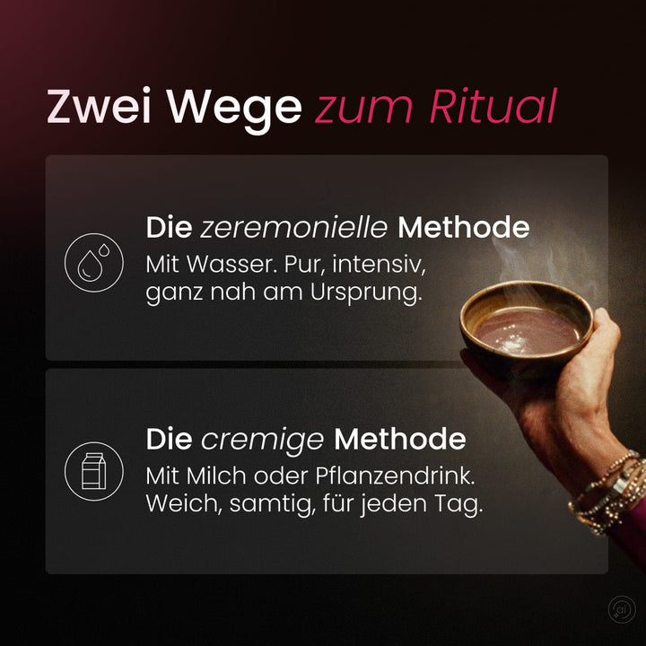 Zwei Wege zum Kakao Ritual: die zeremonielle Methode mit Wasser, pur und intensiv, oder die cremige Methode mit Milch oder Pflanzendrink