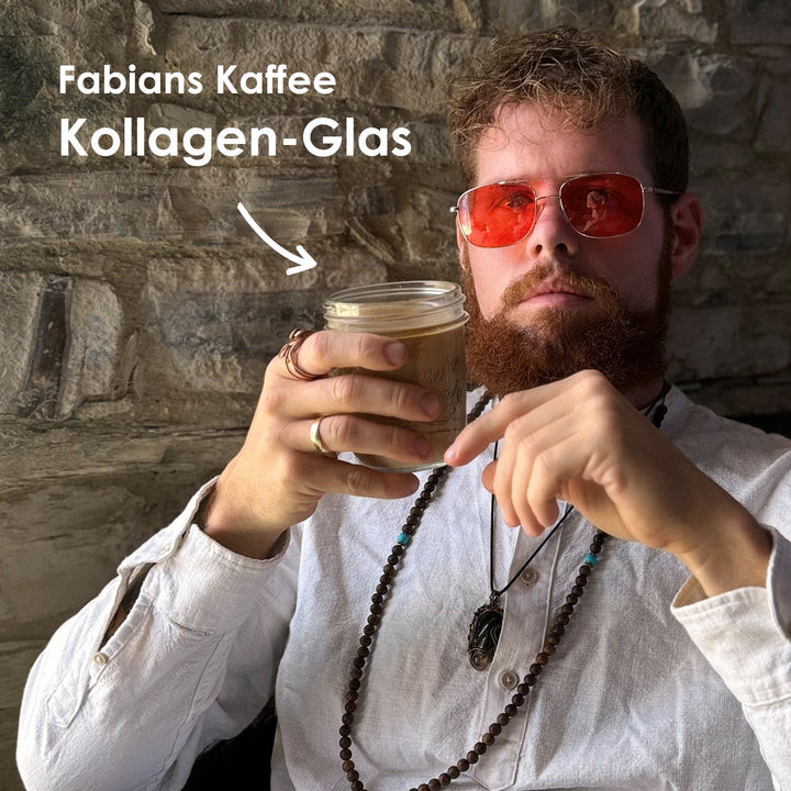 Bärtiger Mann mit roter Sonnenbrille hält das gefüllte Glas, Headline Fabians Kaffee Kollagen-Glas