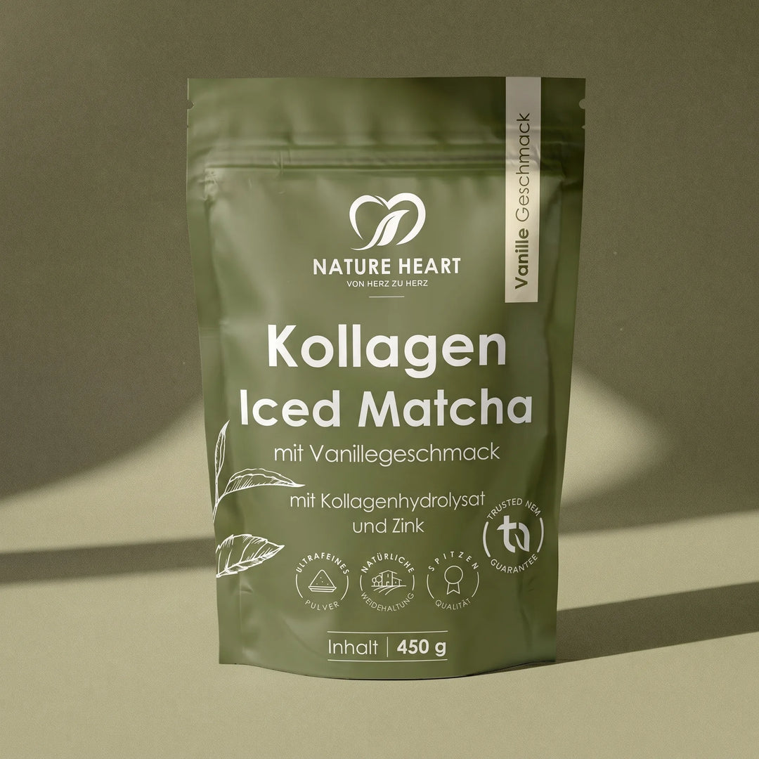 Grüner Standbodenbeutel von Nature Heart mit der Aufschrift Kollagen Iced Matcha mit Vanillegeschmack, angereichert mit Kollagenhydrolysat und Zink. Die 450-Gramm-Packung zeigt Gütesiegel für ultrafeines Pulver, natürliche Weidehaltung und Spitzenqualität.