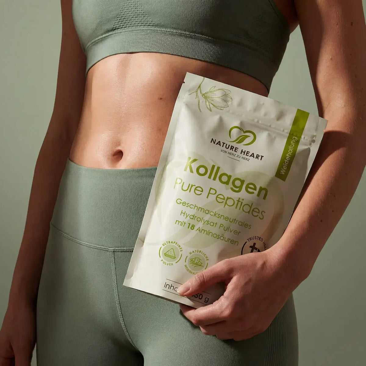 Frau in Sportkleidung hält einen Beutel Kollagen Pure Peptides: geschmacksneutrales Hydrolysat-Pulver, 18 Aminosäuren