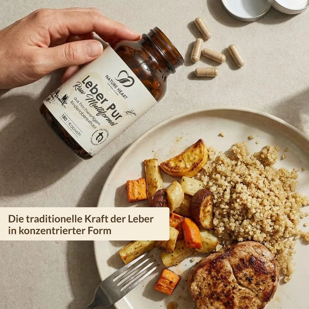 Hand hält ein Glas Leber Pur Raw Multiformel mit 180 Kapseln über einen Teller mit Steak, Quinoa und Ofengemüse