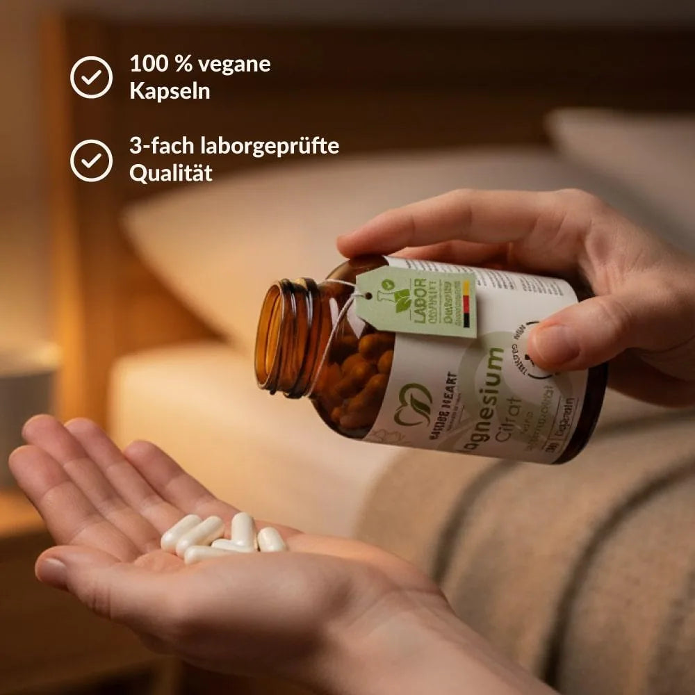 Magnesium Citrat Kapseln werden aus dem Braunglas in eine Hand geschüttet: 100 % vegane Kapseln, 3-fach laborgeprüft