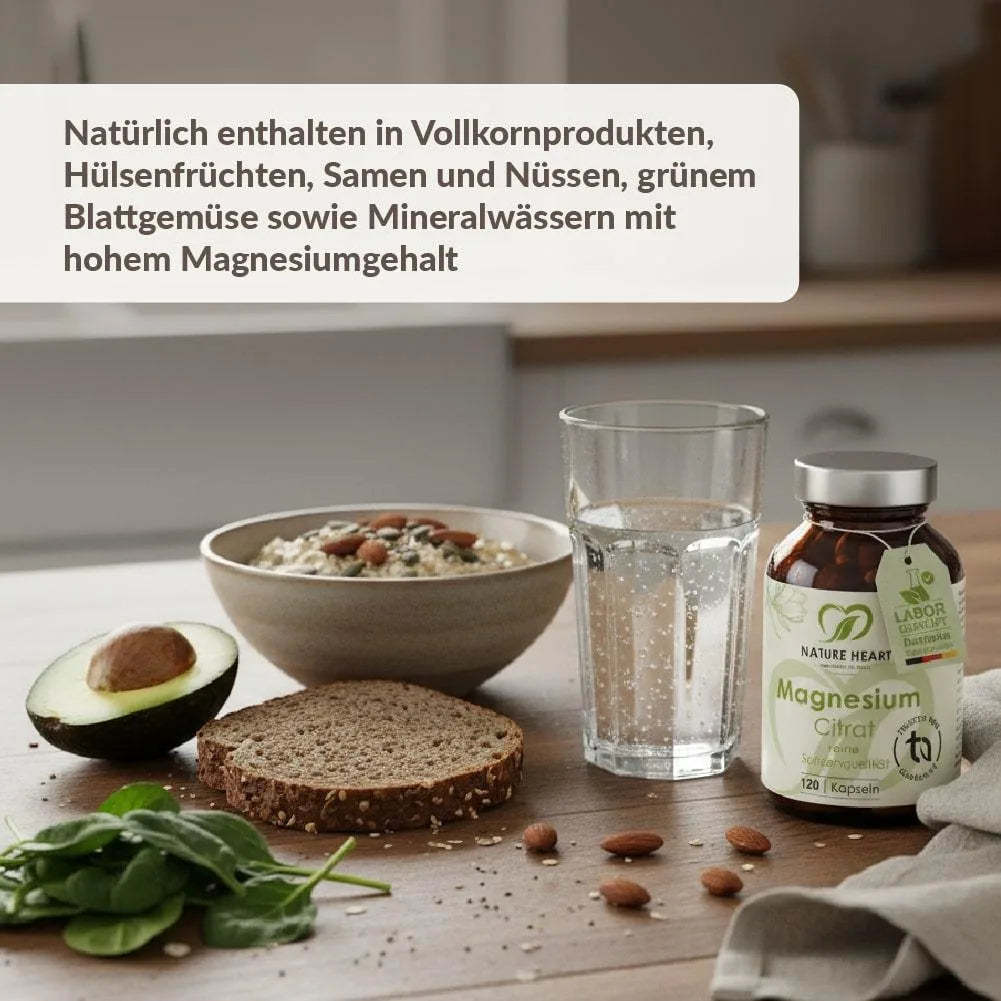 Magnesium Citrat Kapseln neben Avocado, Vollkornbrot, Müsli, Mandeln und Spinat als magnesiumhaltige Lebensmittel