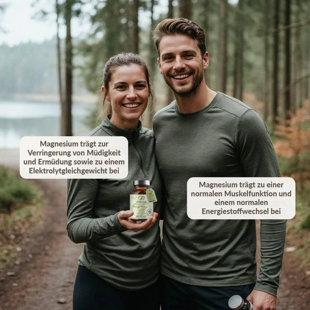 Lächelndes Paar auf einem Waldweg am See, die Frau hält ein Glas Magnesium Citrat, daneben zwei Hinweistexte