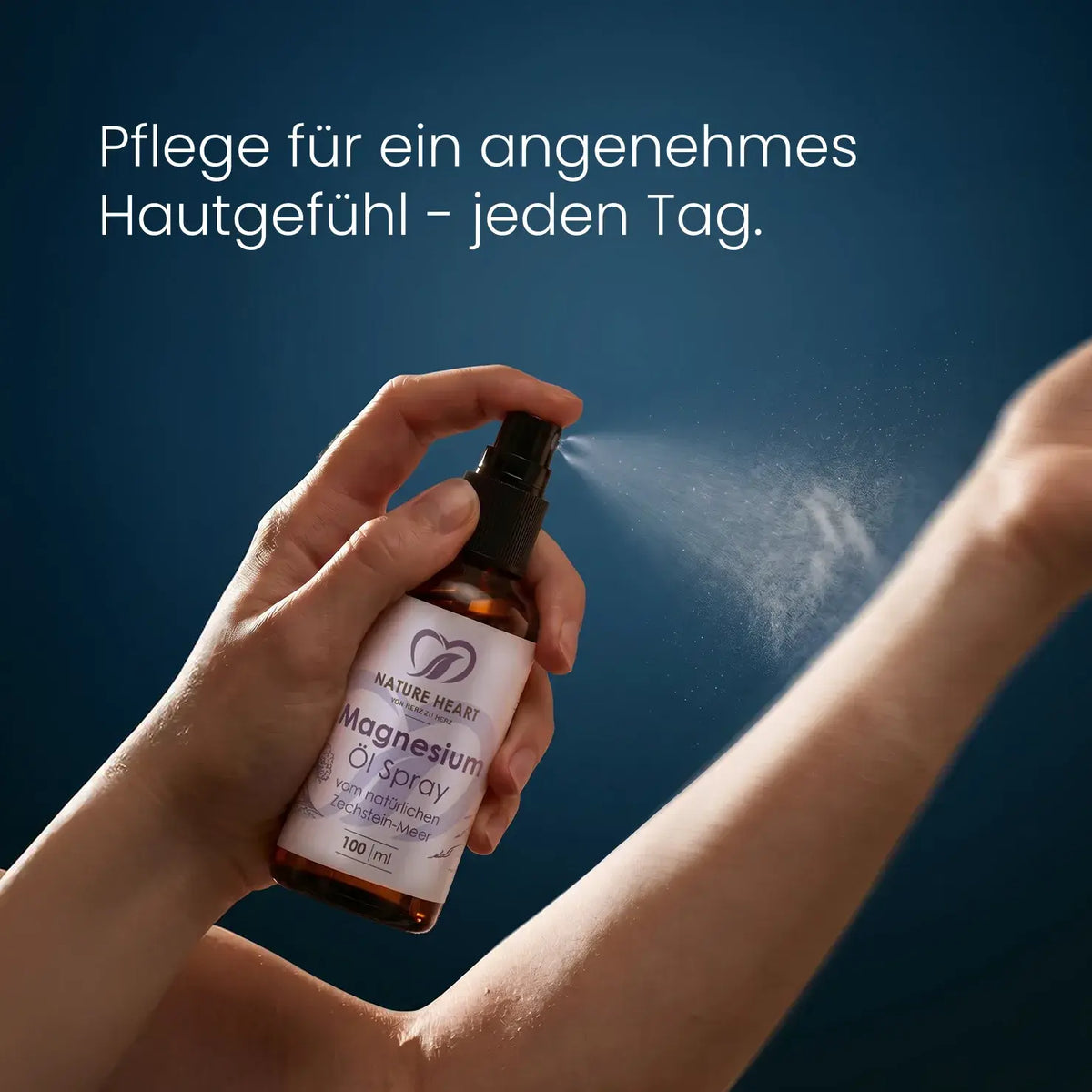 Hand sprüht Magnesium Öl Spray aus der 100-ml-Flasche auf den Unterarm – Pflege für ein angenehmes Hautgefühl, jeden Tag