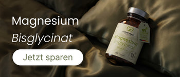 Magnesium Bisglycinat Banner mit Produktglas auf dunkler Bettwäsche, Labor-geprüft-Tag „Deutsche Spitzenqualität“, Button „Jetzt sparen“ und Text „Magnesium Bisglycinat“ auf dunklem Schlafzimmer-Hintergrund.