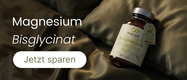 Magnesium Bisglycinat Banner mit Produktglas auf dunkler Bettwäsche, Labor-geprüft-Tag „Deutsche Spitzenqualität“, Button „Jetzt sparen“ und Text „Magnesium Bisglycinat“ auf dunklem Schlafzimmer-Hintergrund.