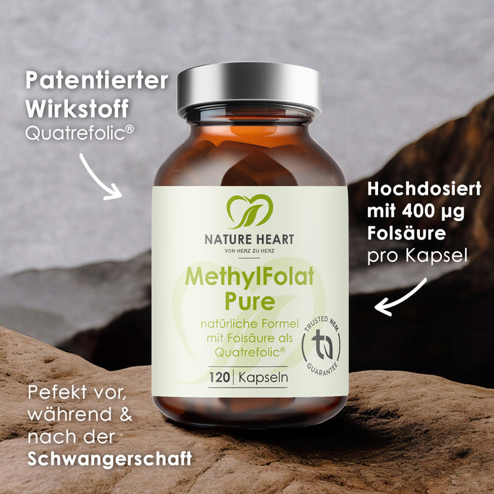 MethylFolat Pure Flasche auf Felsen mit Hinweisen auf den patentierten Wirkstoff Quatrefolic und 400 µg Folsäure pro Kapsel