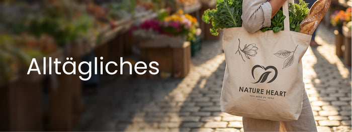 Banner mit der Aufschrift Alltägliches auf verschwommenem Markt-Hintergrund, rechts eine Person mit Nature Heart Stofftasche voller Gemüse und Brot.