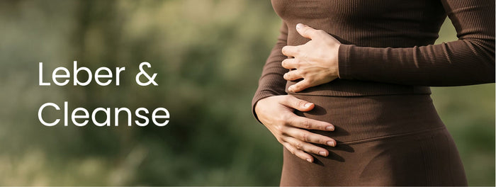 Banner mit der Aufschrift Leber & Cleanse auf verschwommenem grünem Naturhintergrund, rechts eine Person mit den Händen auf Bauch und Oberkörper.
