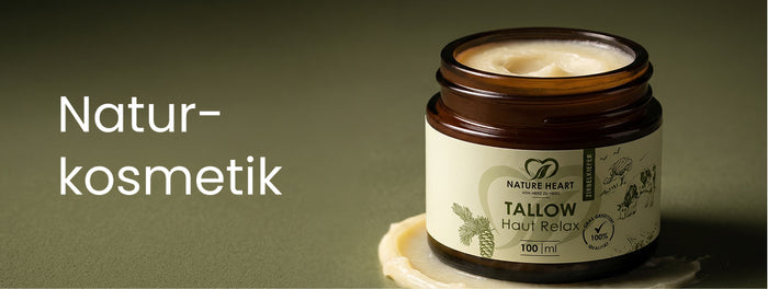 Banner mit der Aufschrift Naturkosmetik auf grünem Hintergrund, rechts Nature Heart Tallow Haut Relax 100 ml in einem braunen Glasbehälter mit sichtbarem Hinweis auf grasgefütterte Qualität.