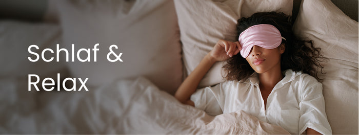 Banner mit der Aufschrift Schlaf & Relax auf verschwommenem Schlafzimmer-Hintergrund, rechts eine Person mit rosa Schlafmaske im Bett.