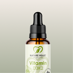 Vitamin D3K2, 50 ml in brauner Glasflasche mit schwarzer Pipette, angeschnitten im unteren Bildbereich vor sanftem hellgrünem Hintergrund.