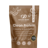 Clean Protein Creamy Iced Coffee mit Fava-Bohnenprotein- und Erbsenprotein-Isolat, 79 % veganem Protein und 17 Aminosäuren, ohne Gluten, ohne Soja, laktosefrei und aspartamfrei, mit ultrafeinem Pulver, natürlicher Süße aus der Stevia-Pflanze, Spitzenqualität und Gottes-Nahrung-Siegel, im braunen Standbeutel vor grauem Hintergrund.