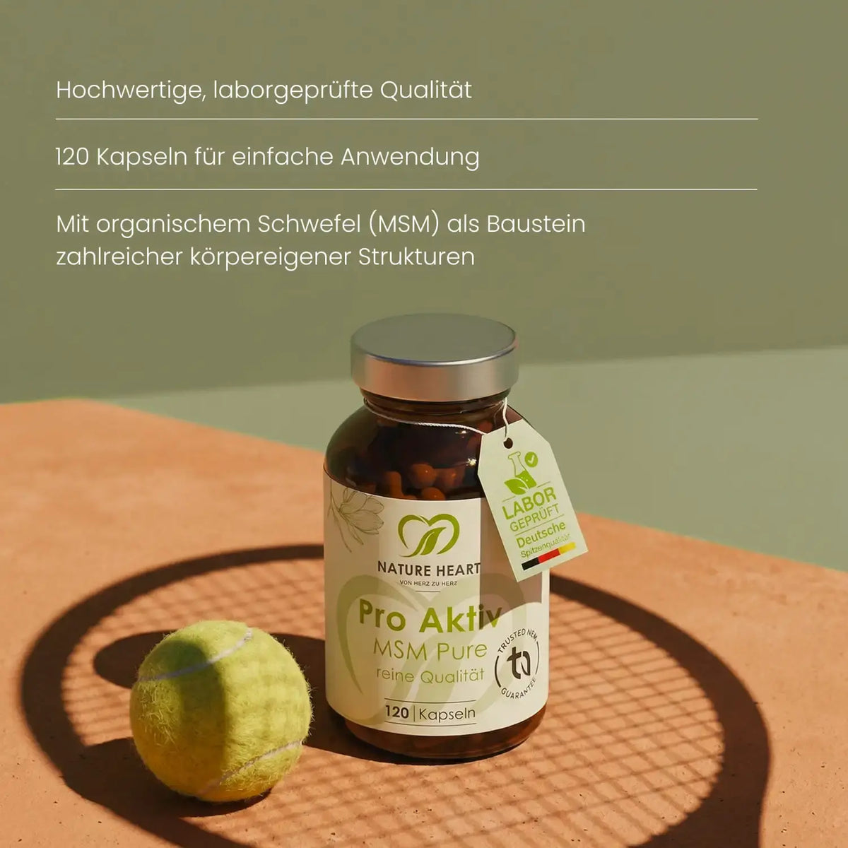 MSM Pure Pro Aktiv im Glas mit 120 Kapseln neben einem Tennisball auf Sand: laborgeprüft, mit organischem Schwefel