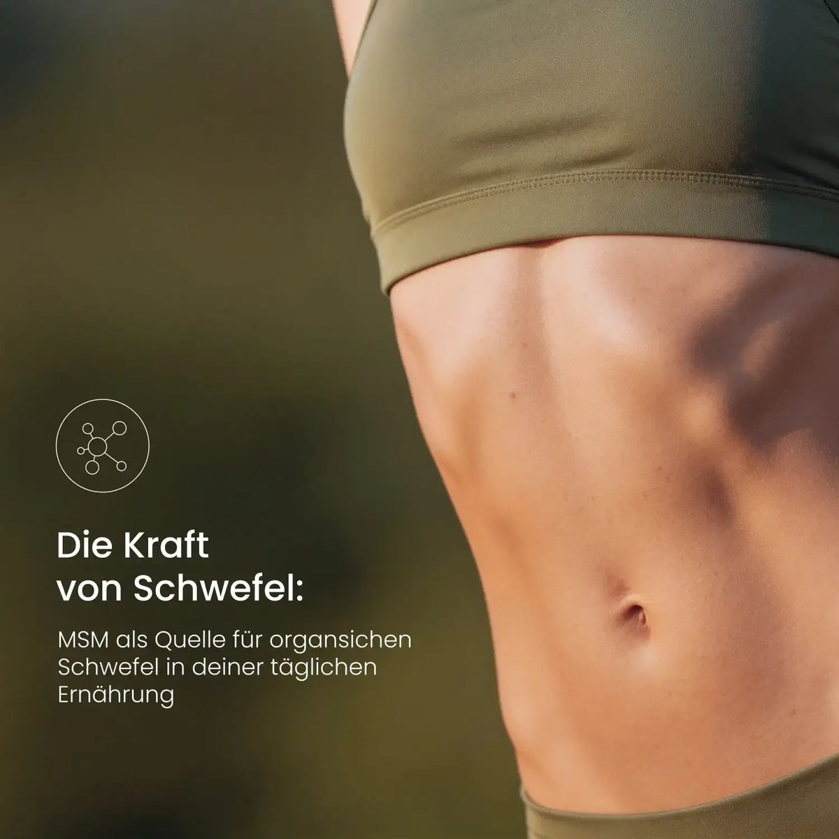 Trainierte Bauchpartie einer Frau im Sport-Top, Text: MSM als Quelle für organischen Schwefel in der täglichen Ernährung