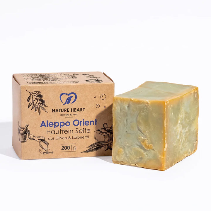 Nature Heart Aleppo Orient Hautrein Seife 200 g aus Oliven- und Lorbeeröl: Faltschachtel neben angeschnittenem grünem Seifenstück