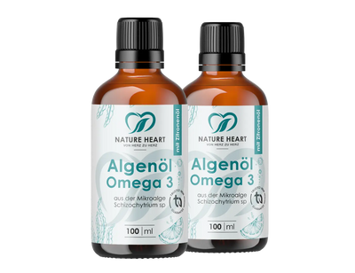 Zwei Glasbehälter mit Nature Heart Algenöl Omega 3 100 ml auf transparentem Hintergrund, mit sichtbarem Hinweis „mit Zitronenöl“ und „aus der Mikroalge Schizochytrium sp“.