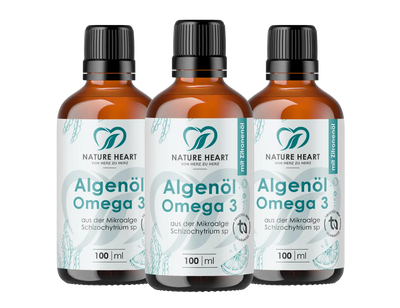 Drei Glasbehälter mit Nature Heart Algenöl Omega 3 100 ml auf transparentem Hintergrund, mit sichtbarem Hinweis „mit Zitronenöl“ und „aus der Mikroalge Schizochytrium sp“.
