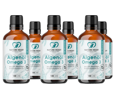 Sechs Glasbehälter mit Nature Heart Algenöl Omega 3 100 ml auf transparentem Hintergrund, mit sichtbarem Hinweis „mit Zitronenöl“ und „aus der Mikroalge Schizochytrium sp“.