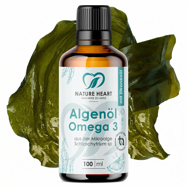 Glasflasche mit Nature Heart Algenöl Omega 3 100 ml „mit Zitronenöl“ auf weißem Hintergrund, mit sichtbarem Hinweis auf Mikroalge Schizochytrium sp und Trusted Nest Garantie vor grünen Algenblättern.
