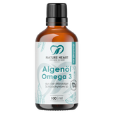 Glasflasche mit Nature Heart Algenöl Omega 3 100 ml auf transparentem Hintergrund, mit sichtbarem Hinweis „mit Zitronenöl“ und aus der Mikroalge Schizochytrium sp.