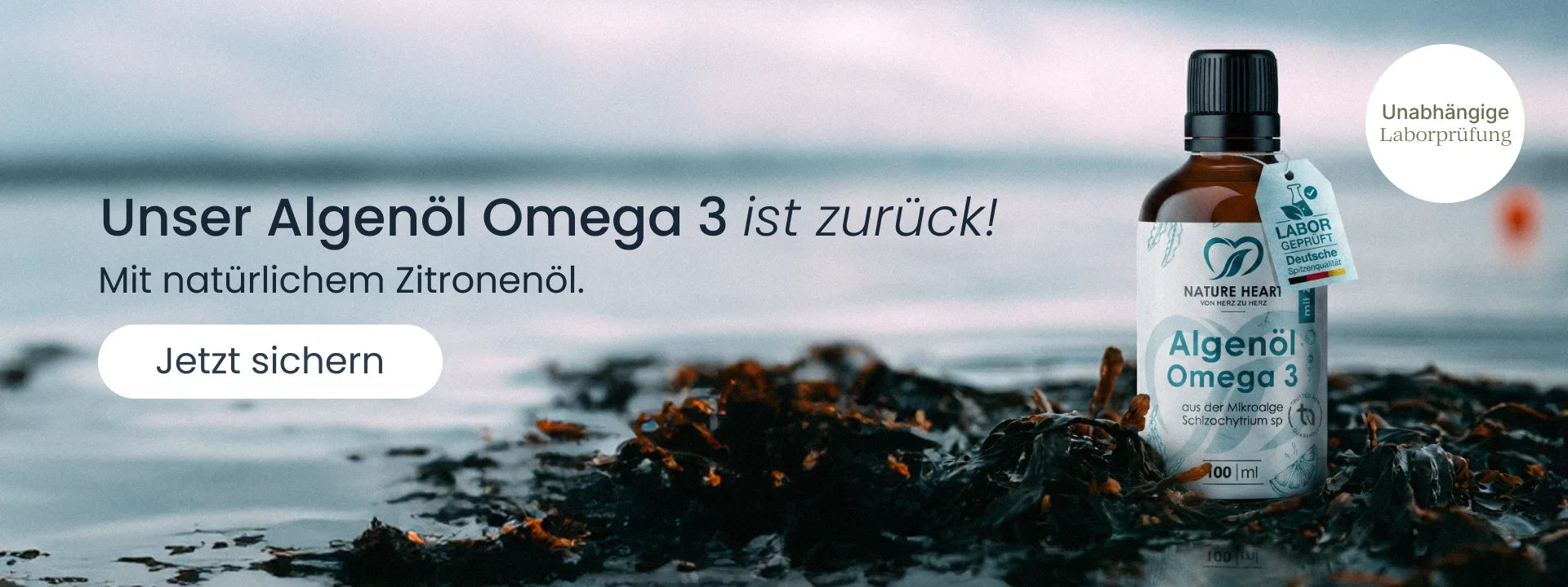Eine Flasche Nature Heart Algenöl Omega-3 mit Zitronenöl steht auf dunklen Algen am Meer. Der Text lautet „Unser Algenöl Omega-3 ist zurück! Mit natürlichem Zitronenöl.“ und enthält einen Button „Jetzt sichern“. Ein Siegel weist auf eine unabhängige Laborprüfung hin.