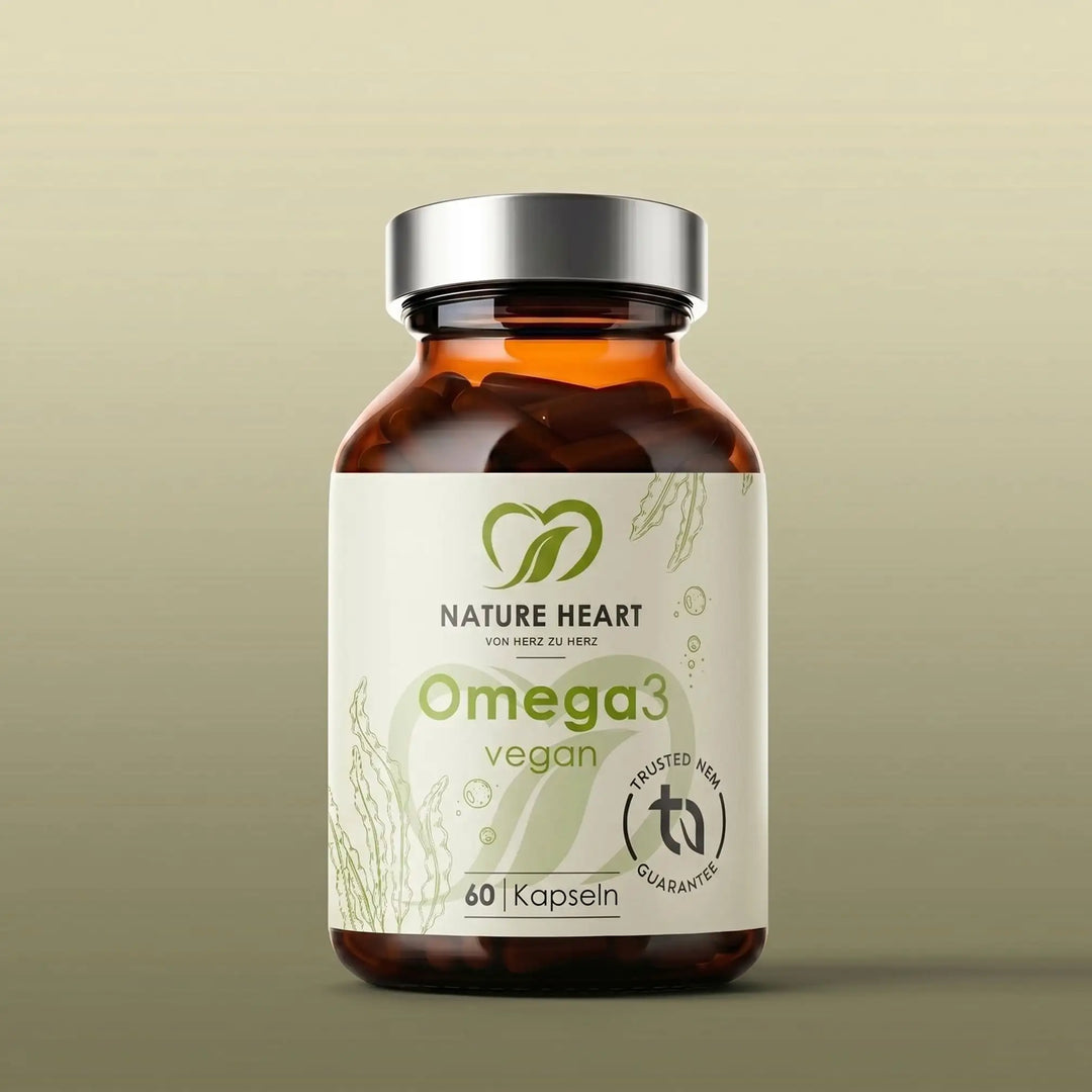 Omega 3 vegan, 60 Kapseln in brauner Glasflasche mit silbernem Deckel auf grünem Hintergrund